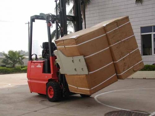 タバコを渡すベールクランプ